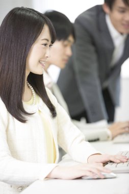 Ofiste çalışan gençler. Japon ofis çalışanları