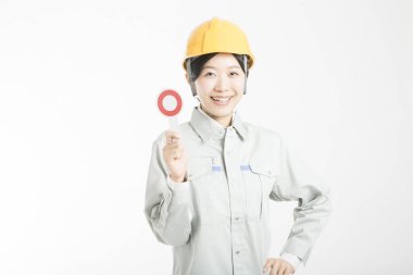 Beyaz stüdyo arka planında poz veren kasklı güzel Japon kadının portresi.