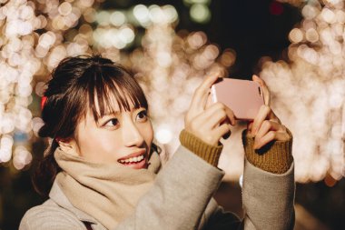 Geceleri resim çeken Asyalı kız.