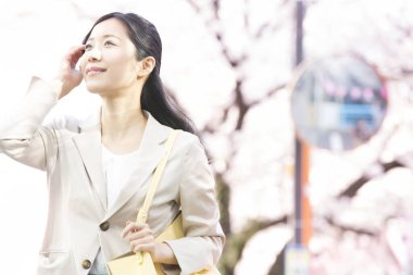 Genç bir kadın parkta yürüyor. 