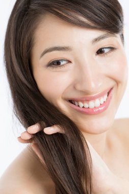 Doğal ciltli ve güzel saçlı güzel bir Japon kadının portresi.