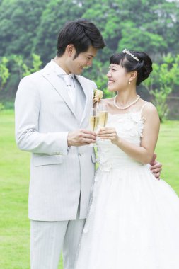 Şampanyalı mutlu Asyalı çift