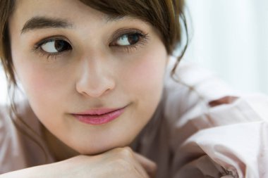 Uzaklara bakan genç kadına yaklaş. 