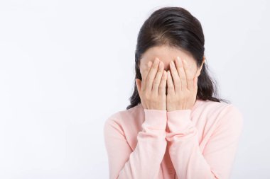 Asyalı son sınıf öğrencisi ağlıyor ve bunalımda.