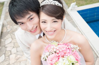 Asyalı gelin ve damat yakınlaşın.