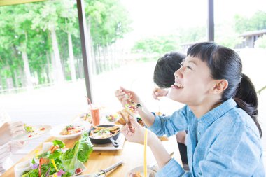 Genç çift kafeteryada yemek yiyor.