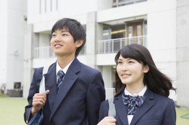 Dışarıda kitapları olan genç öğrenciler.