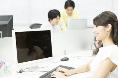 gülümseyen Japon genç çalışanlar ofiste çalışıyor.