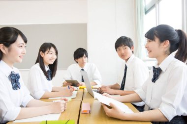 Sınıfta çalışan Asyalı üniformalı öğrenciler.