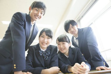 Bir grup Asyalı öğrenci okul üniforması içinde.