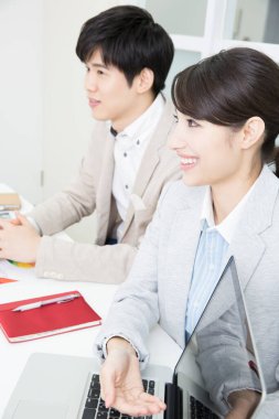 Ofiste birlikte çalışan iş adamları 