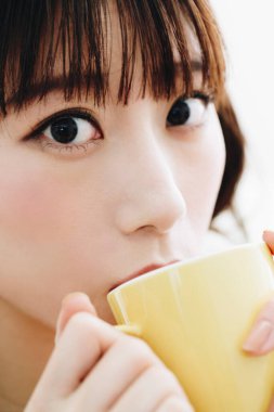 Kahve içen genç bir kadının portresi.