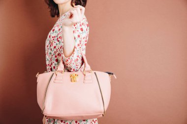 Pembe çantalı güzel bir kadın.
