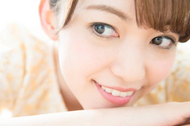 Gülümseyen genç Asyalı kadın.