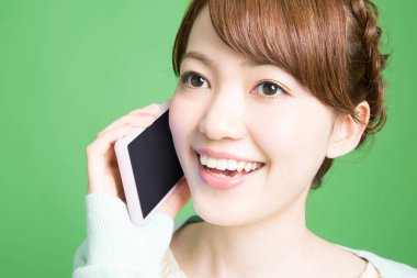 Asyalı kadın ile hareket eden telefon