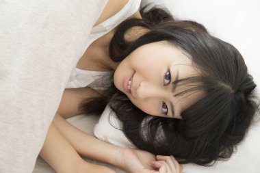 yatakta yatan genç kadın