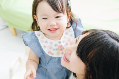 Asyalı anne-kız oynuyorlar.