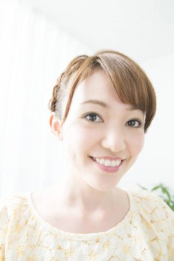 Gülümseyen kadın portresi