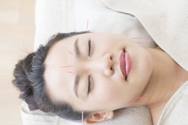 Güzel Japon Kadın Güzellik Merkezi 'nde Akupunktur Muayenesi Yapıyor