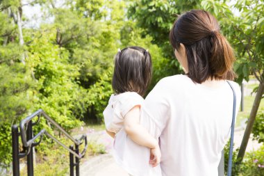 Anne ve kızı birlikte parkta yürüyüş