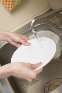 Kadın ellerini kapat bulaşık yıka.