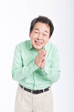 Üst düzey Japon adam beyaz arka planda bir şey istiyor. 