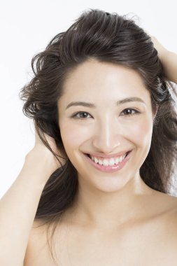 Kameraya bakan uzun saçlı güzel Asyalı kadının portresi.