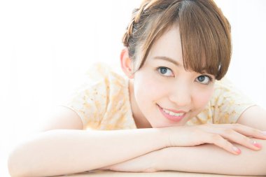 Genç Asyalı kadının gülümseyişine yakından bakın.