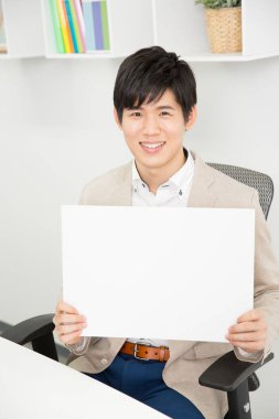 Genç işadamı ofisinde boş kartla