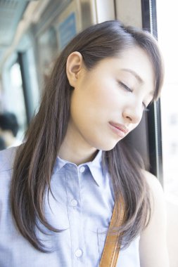 Yeraltındaki güzel Asyalı kadın.