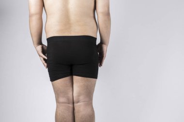 Beyaz arkaplanda kilolu bir adamın arka planı