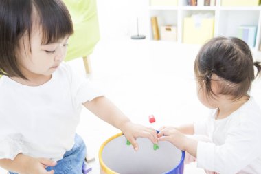 Asyalı küçük Çinli kızlar evde resim yapıyor. 