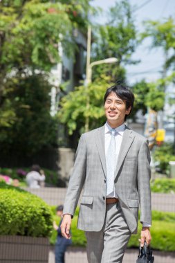 Sokaktaki genç Japon iş adamı.