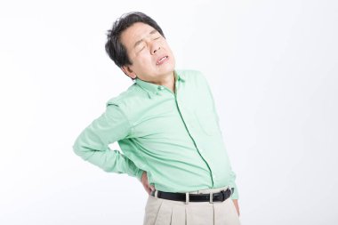  Beyaz arka planda sırt ağrısı olan yaşlı Asyalı bir adam..