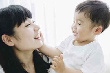 Anne ve Oğul evde oynuyor.