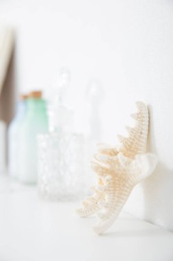 Beyaz arka planda beyaz banyo aksesuarları
