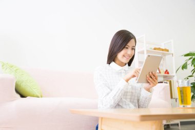 kadın evde tablet bilgisayar ile 