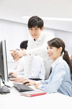 Ofisteki iş adamları bilgisayar kullanıyor. 