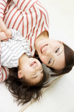 Mutlu Asyalı anne ve çocuk evde eğleniyor.