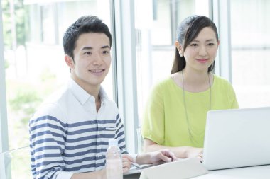 Genç Asyalı iş adamları ofiste çalışıyor.