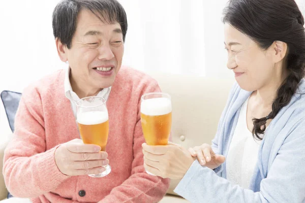 Seniorenpaar Trinkt Hause Bier — Stockfoto