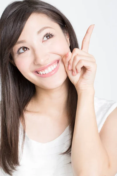 Młoda Piękna Japońska Kobieta Patrząc Górę Wskazując Palcem Górę Białym — Zdjęcie stockowe