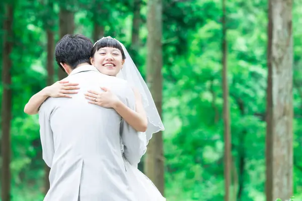 Asiatische Braut Und Bräutigam Posiert Park — Stockfoto