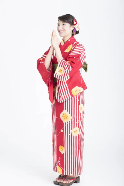 Aziatische Vrouw Dragen Traditionele Japanse Kimono Von Wit Studio Achtergrond — Stockfoto