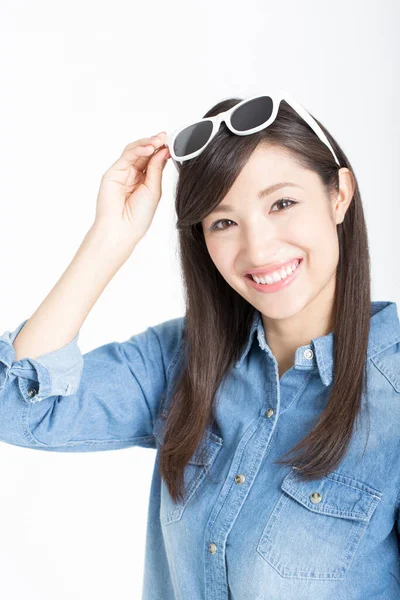 Retrato Jovem Mulher Usando Óculos Sol Isolado Fundo Branco Espaço — Fotografia de Stock