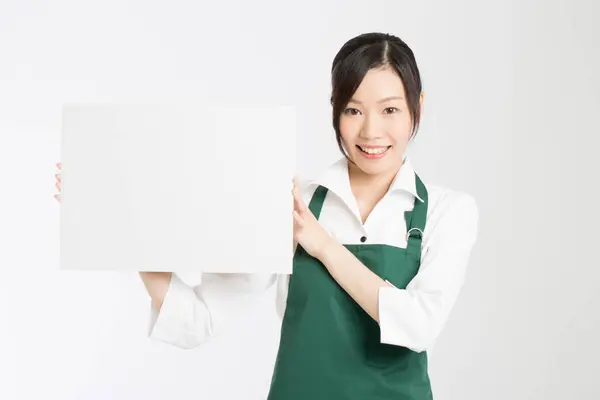 Улыбающаяся Молодая Азиатская Официантка Белым Плакатом — стоковое фото