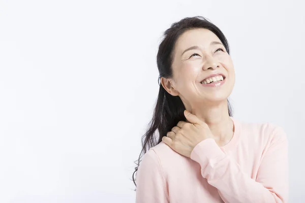 Sênior Asiático Mulher Com Pescoço Dor Isolado Branco — Fotografia de Stock