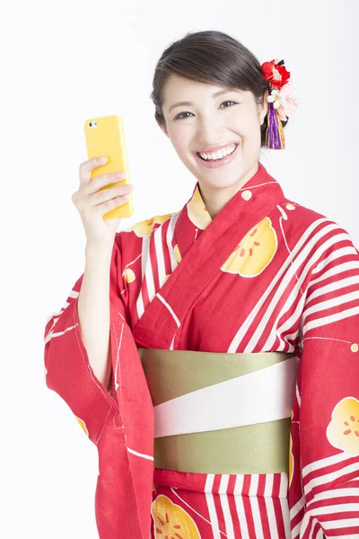 Portrait Belle Asiatique Femelle Dans Les Vêtements Traditionnels Tenant Smartphone — Photo