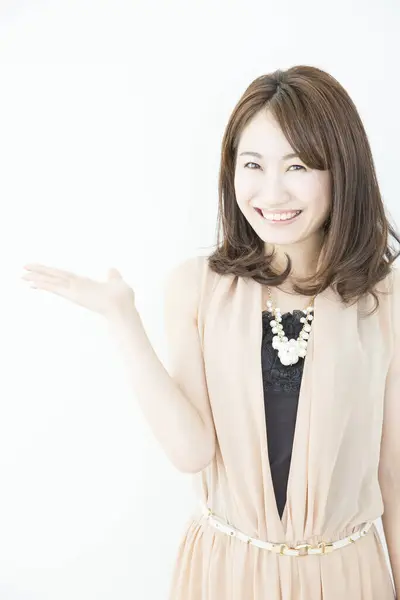 Retrato Bela Mulher Japonesa Mostrando Algo Fundo Branco — Fotografia de Stock
