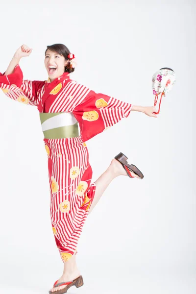 Asiatique Femme Portant Traditionnel Japonais Kimono Courir Sur Blanc Studio — Photo